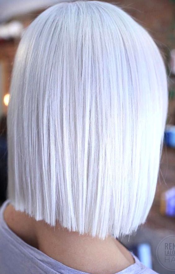 Białe włosy średniej długości