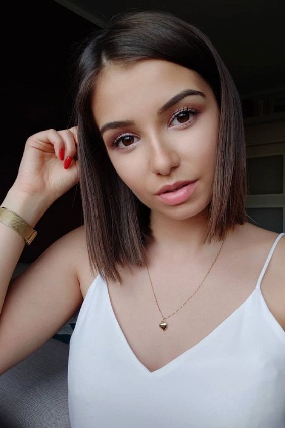 Ciemnobrązowe włosy do ramion