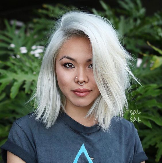 Proste blond włosy średniej długości