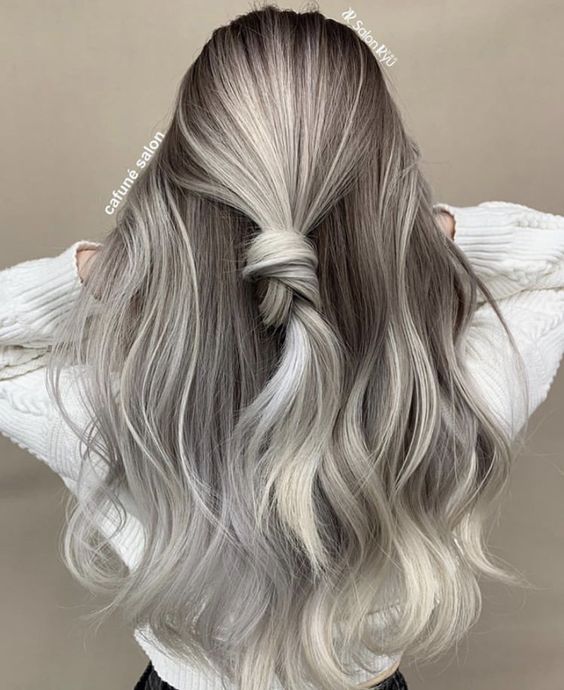 Szare włosy z warkoczem