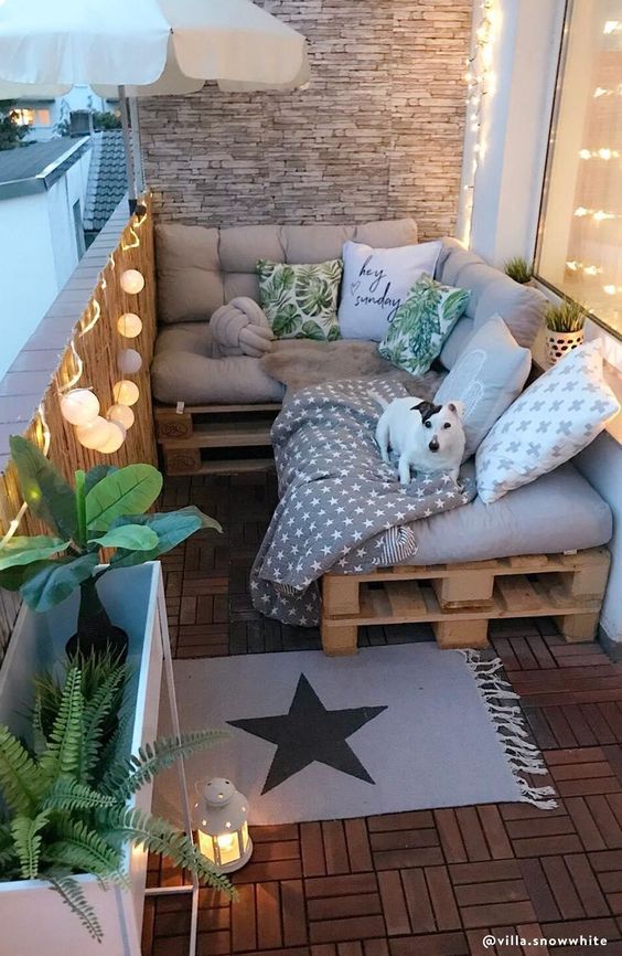 Aranżacja balkonu z meblami z palet