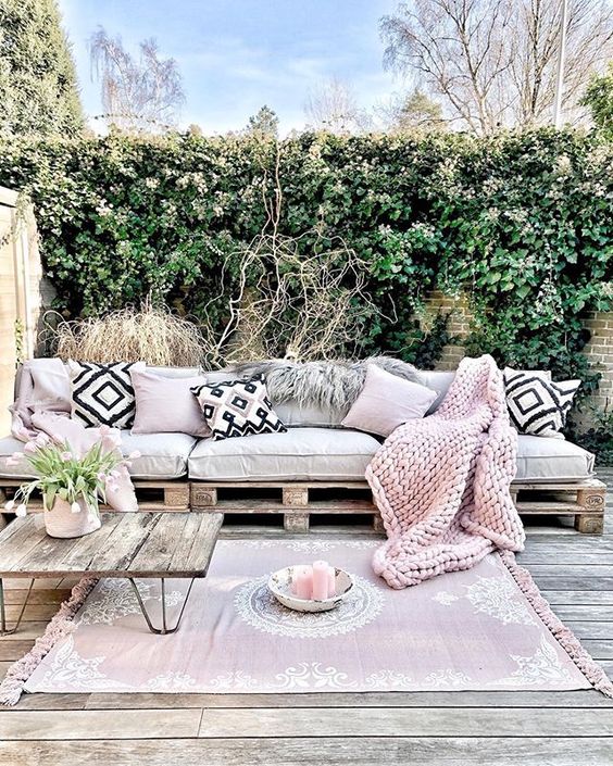 Meble ogrodowe zbudowane z palet