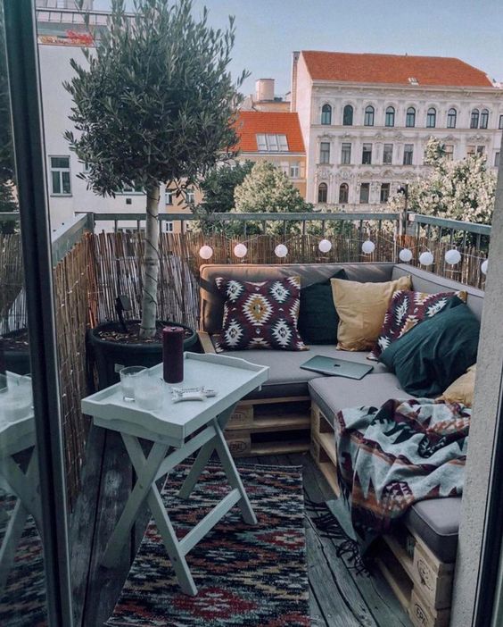 Meble z palet na balkonie