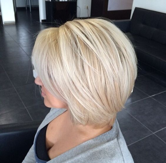 Fryzura bombka z blond włosów