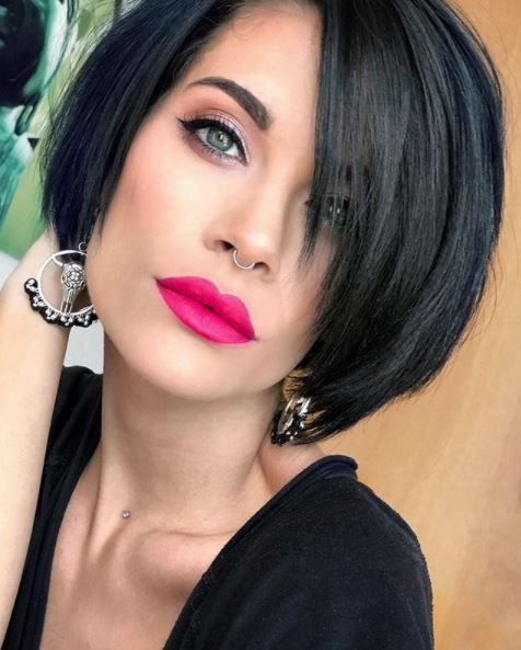 Fryzura bombka z czarnych włosów