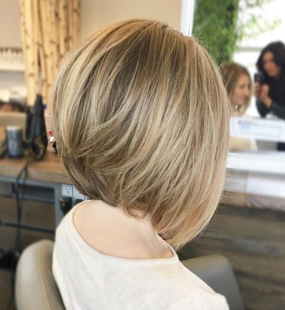 Fryzura bob z grzywką z jasnych włosów