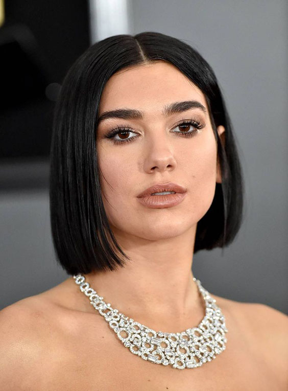 Krótka fryzura bob z grzywką z czarnych włosów