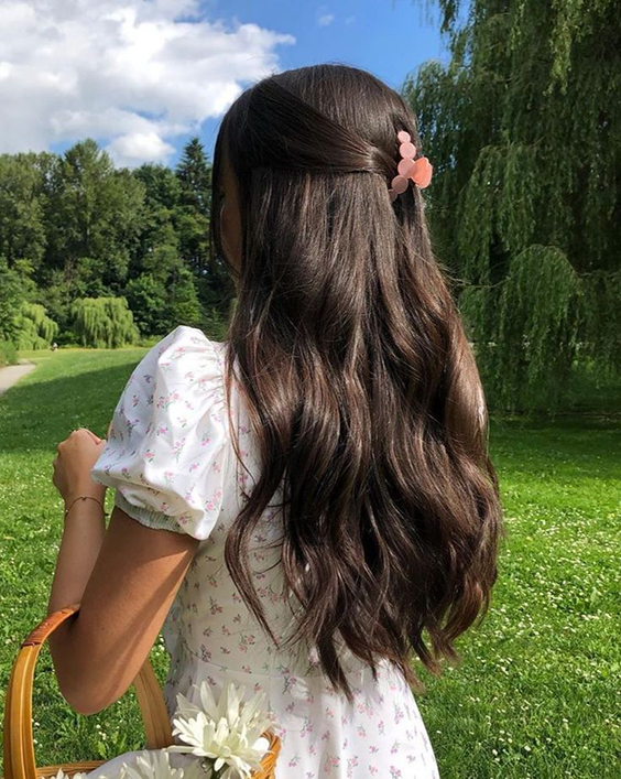 Fryzura z długich ciemnych rozpuszczonych włosów