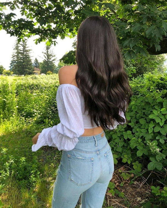 Fryzura z długich rozpuszczonych włosów