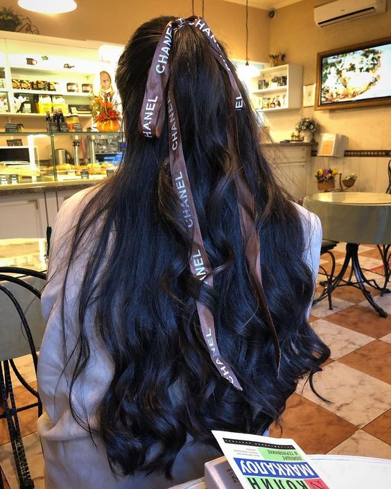 Fryzura z rozpuszczonych długich włosów