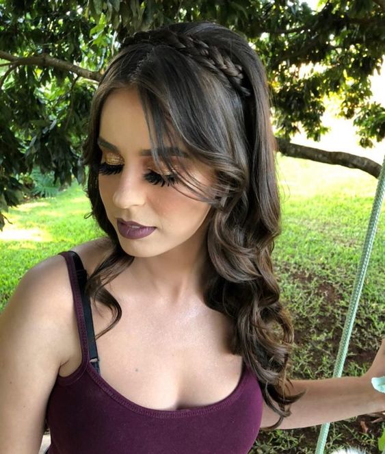 Rozpuszczone włosy w ciemnym kolorze