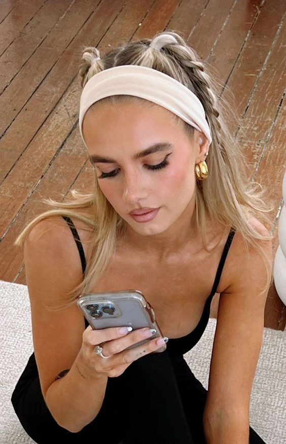 Fryzura z opaską i warkoczami