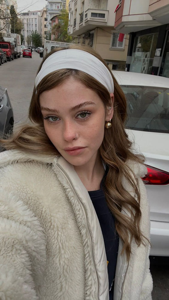 Fryzura z opaską na co dzień