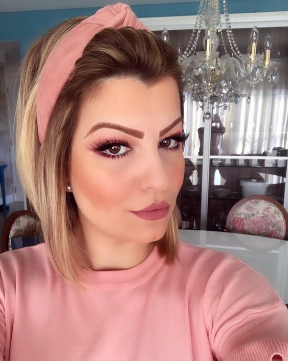 Półdługie włosy z opaską