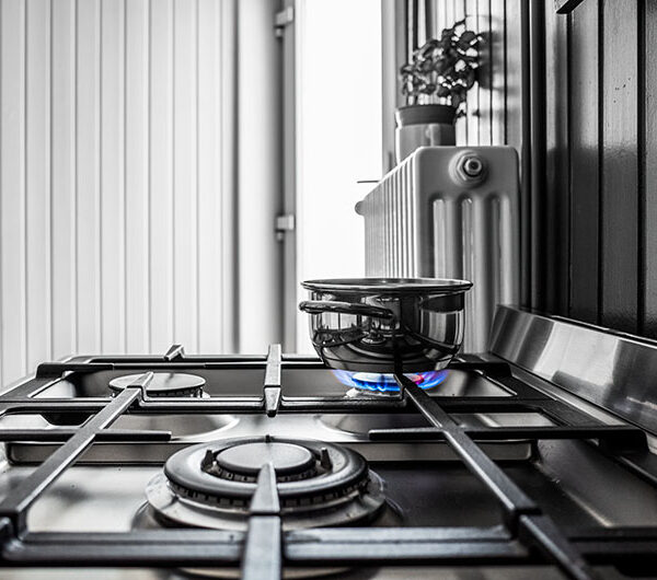 Jak wyczyścić kuchenkę gazową? Poznaj domowe sposoby!
