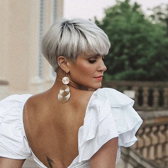 Fryzura na grzybka z blond włosami