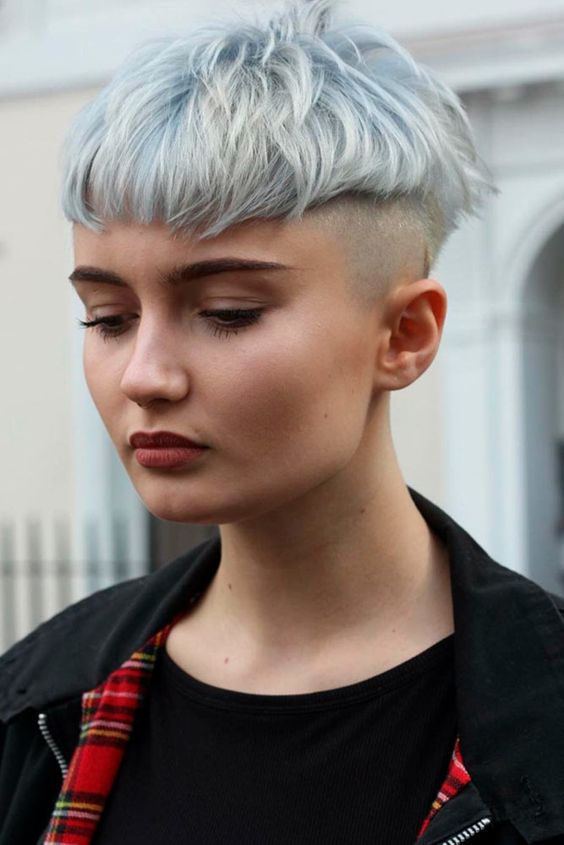 Fryzura na grzybka z kolorowych włosów