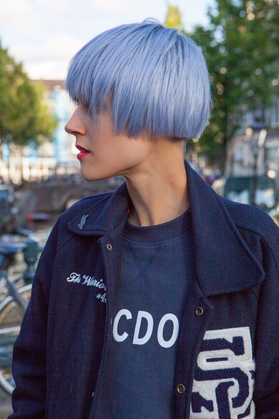 Fryzura na grzybka z niebieskich włosów