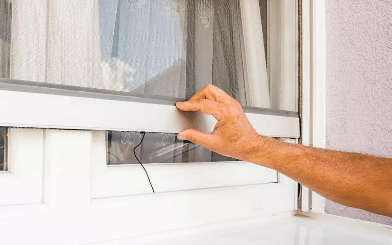 Jak wybrać moskitierę na drzwi balkonowe?