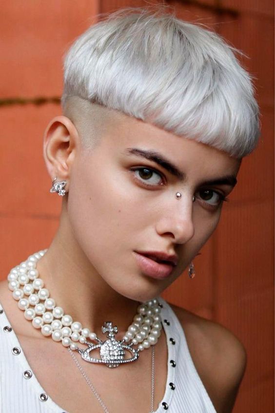 Krótka fryzura na grzybka