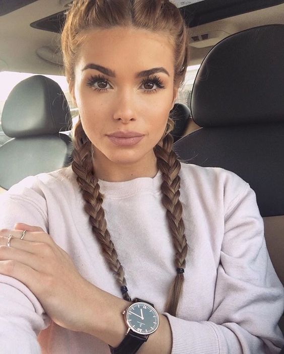 Brązowe włosy z warkoczami