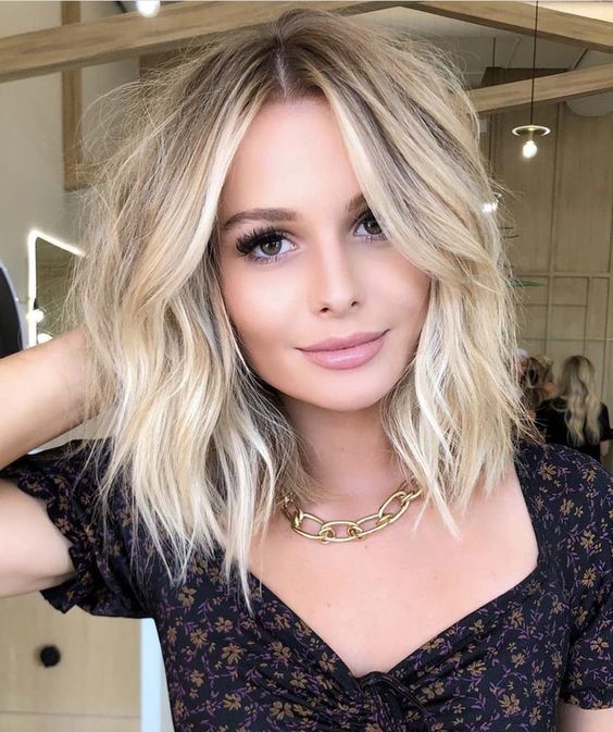 Cieniowane włosy z grzywką na boki