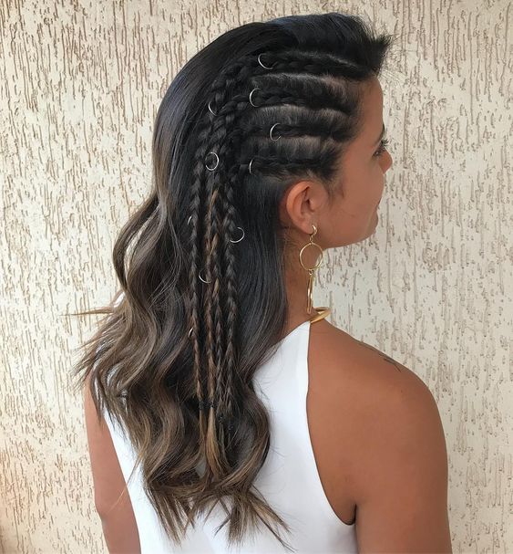 Czarne włosy z warkoczami