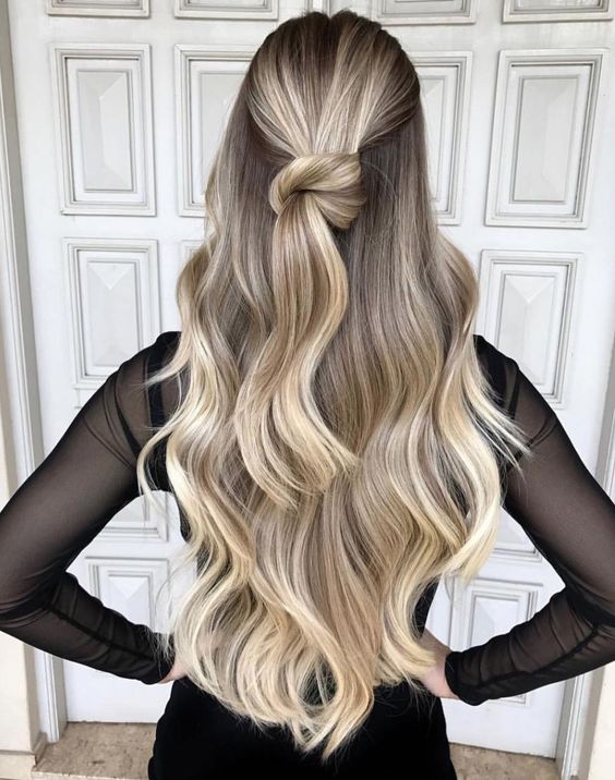 Długie blond włosy z warkoczem