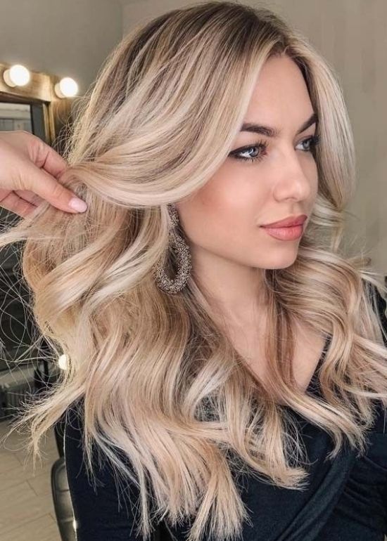 Fryzury z długich blond włosów