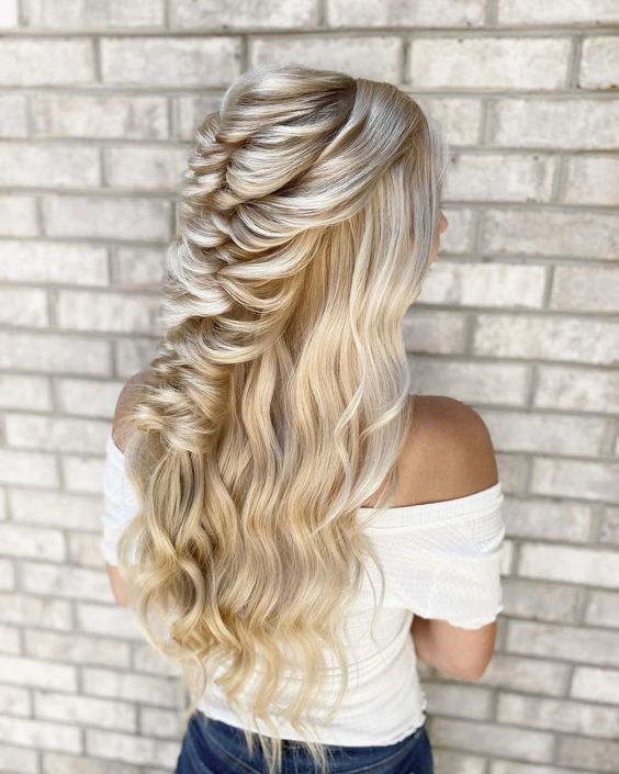 Inspiracja na długie blond włosy z warkoczem