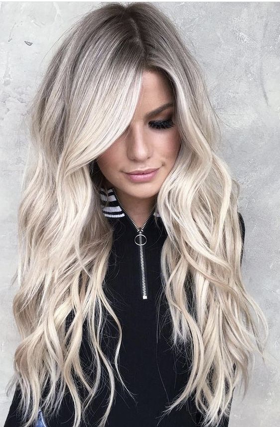 Inspiracje na długie blond włosy