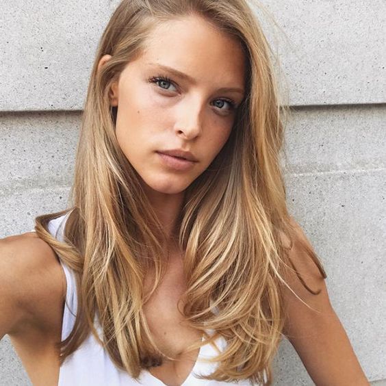 Zaczesane blond włosy