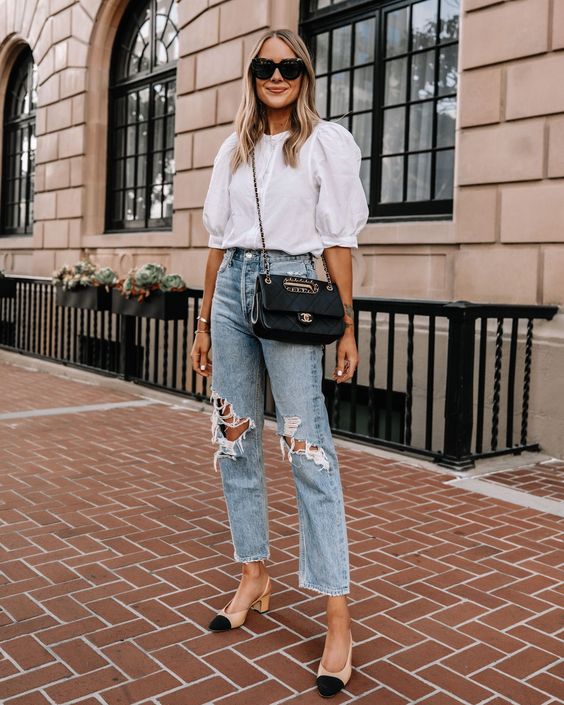 Elegancka stylizacja z białą koszulą i jeansami