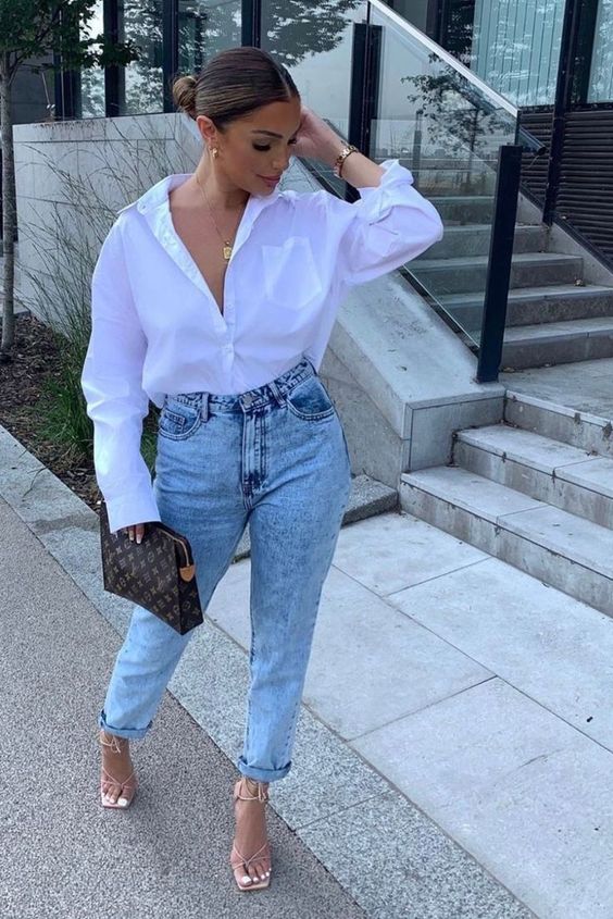 Modna stylizacja z białą koszulą i jeansami