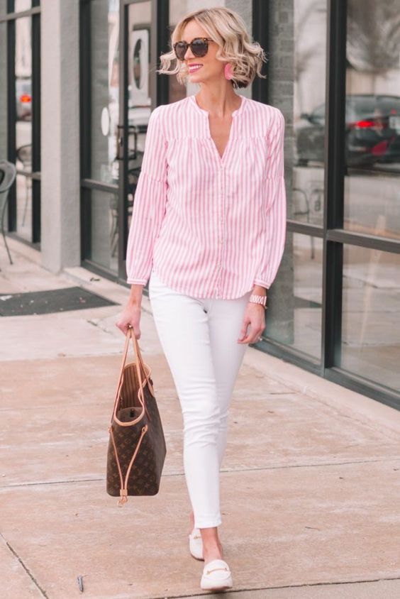 Stylizacja z białymi spodniami i koszulą w pasy