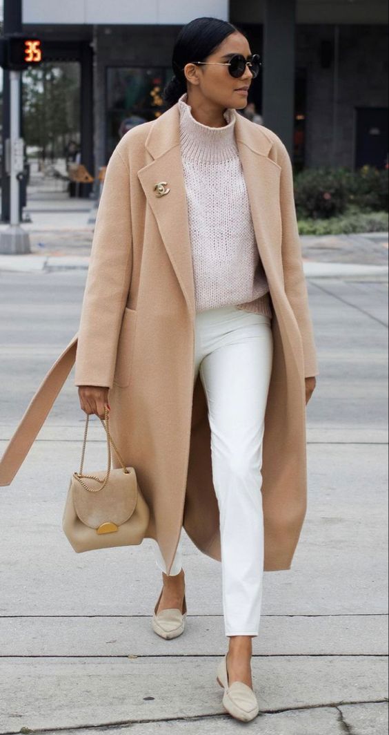 Stylizacja z białymi spodniami i płaszczem