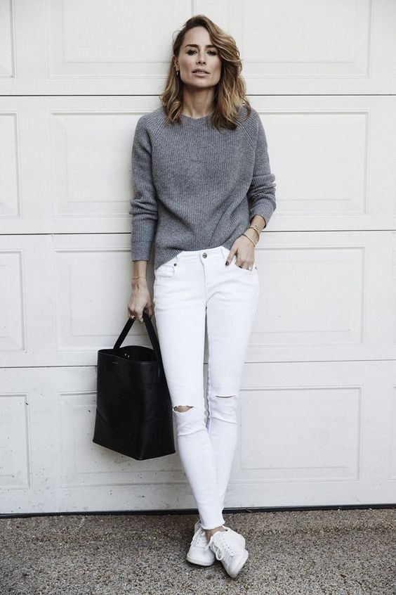 Stylizacja z białymi spodniami i szarym swetrem