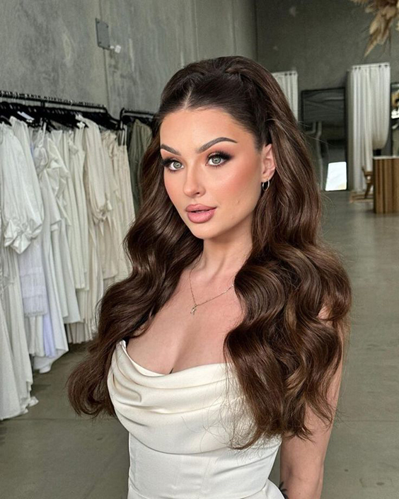 Fryzura na imprezę z długich włosów