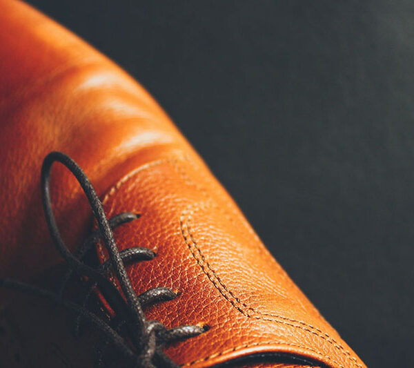 Jakie są korzyści zdrowotne z noszenia obuwia naturalnego kształtu stopy?