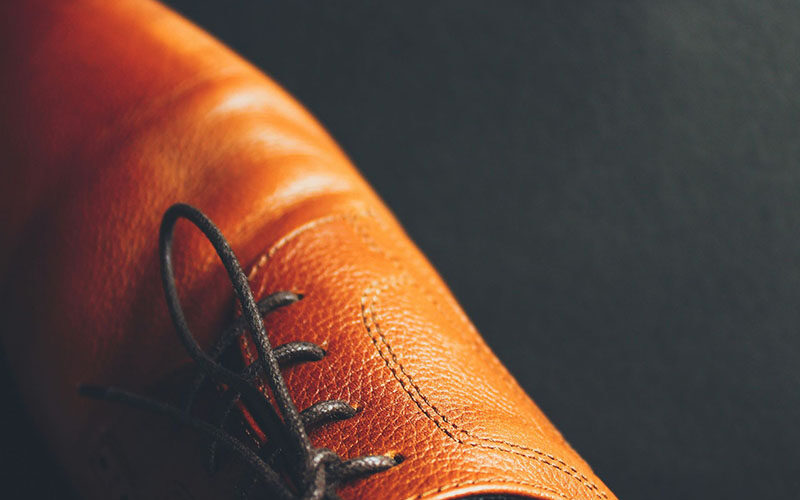 Jakie są korzyści zdrowotne z noszenia obuwia naturalnego kształtu stopy?