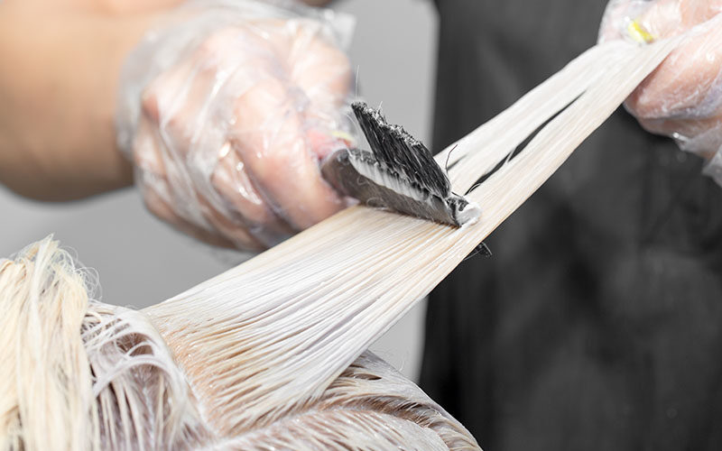 Jak bezpiecznie rozjaśnić włosy w domowych warunkach?